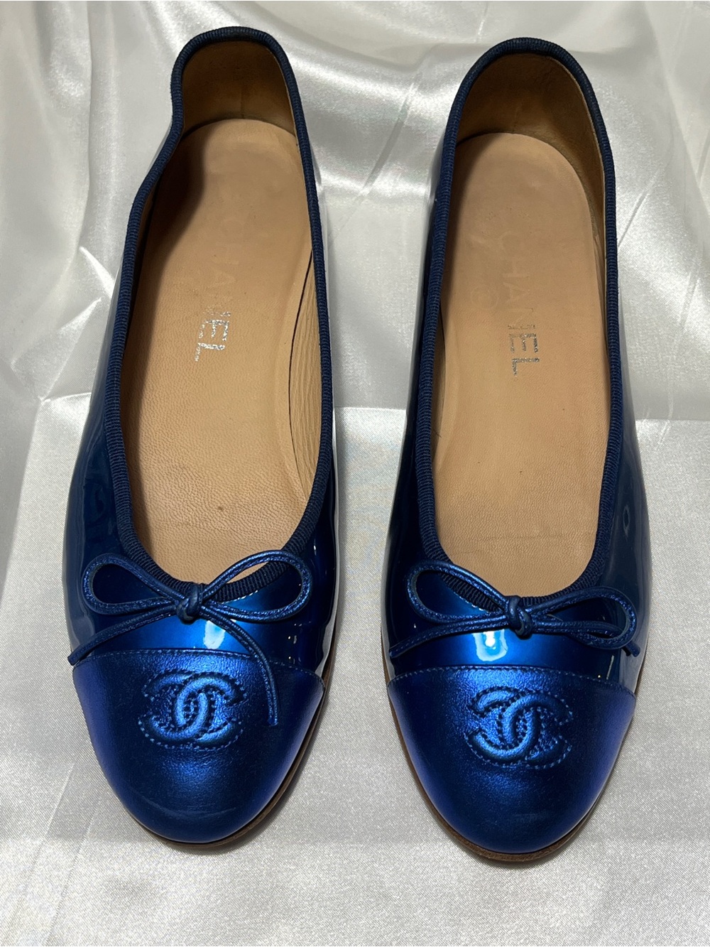 CHANEL Metallic Blue Patent Leather Ballet Flats with Bow and CC Cap-Toe